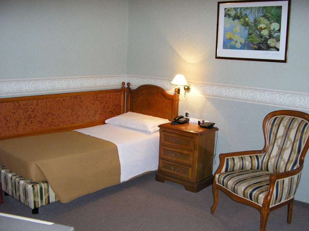 Art Hotel Academy Днепър Стая снимка
