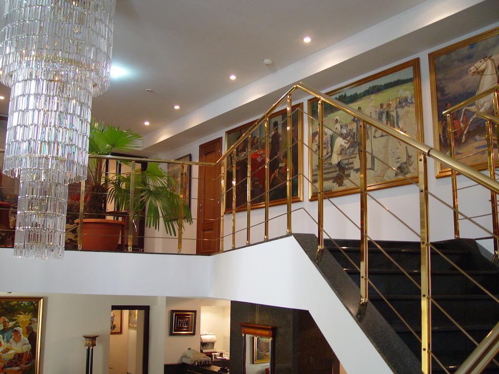 Art Hotel Academy Днепър Екстериор снимка