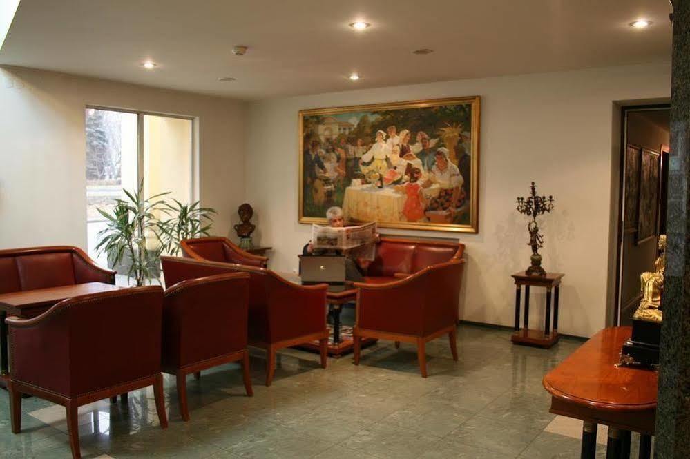 Art Hotel Academy Днепър Екстериор снимка